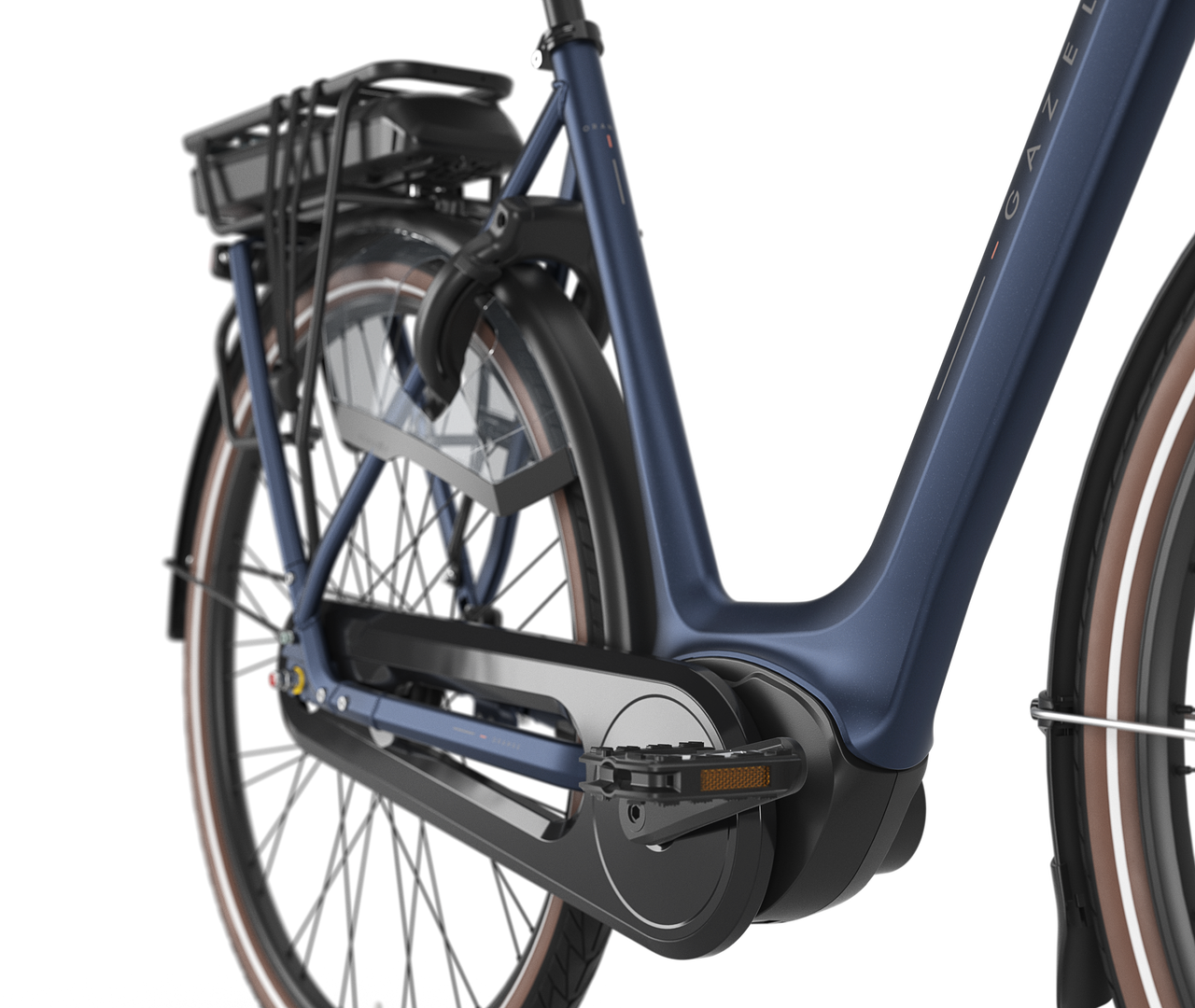 Schnelles und bequemes Auf- und Absteigen vom Fahrrad Gazelle Orange C8 E-bike low-step saturn blue