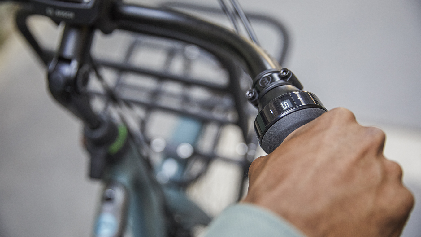 Bicycle hub outlet gears