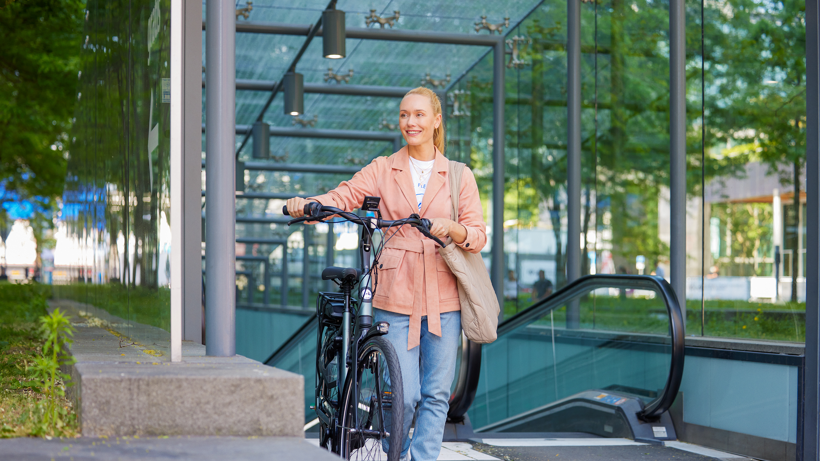 Orange Comfortable and easy electric bike Gazelle