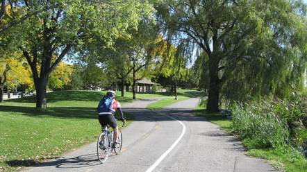 Berges Ouest Cycling Path